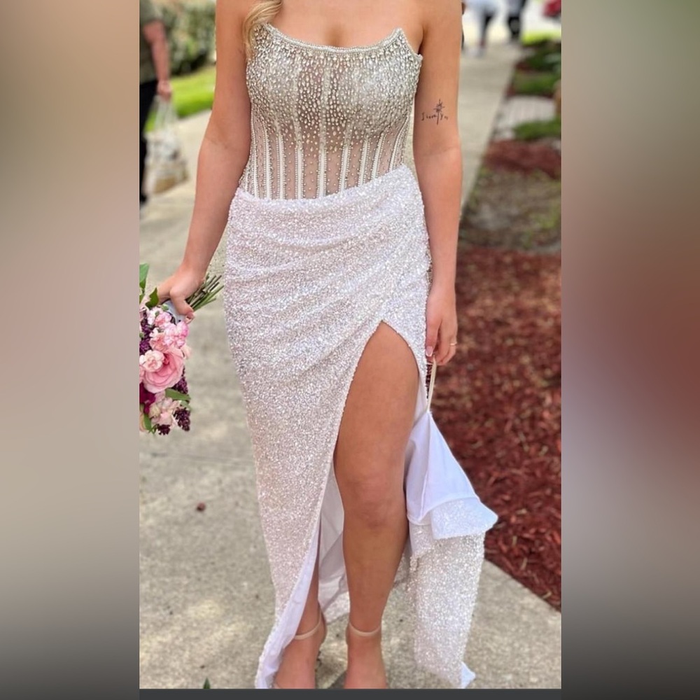 Ashley Lauren gorgeous ivory gown Size 4